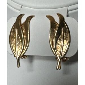 Vintage mid century gold leaf clip on earrings